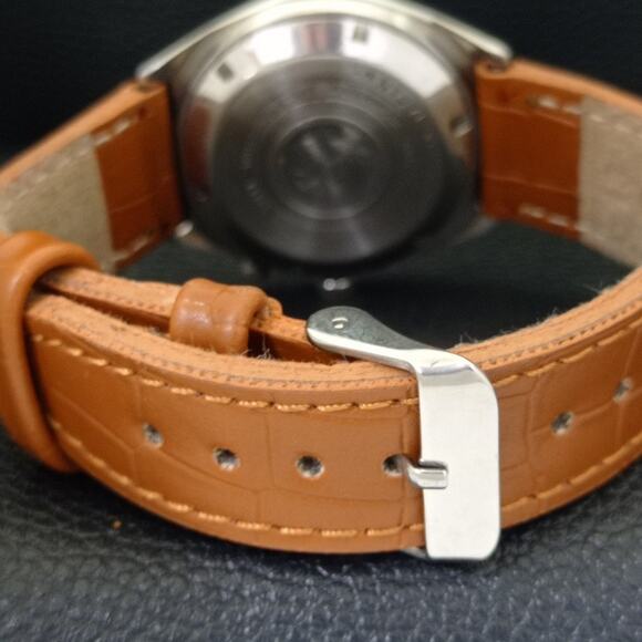 Vintage 1980 Ricoh Automatic Mens Silver Watch W/daydate & Yellow accents - Picture 2 of 10